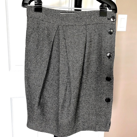 Elegant gray and black mini skirt - Picture 1 of 9